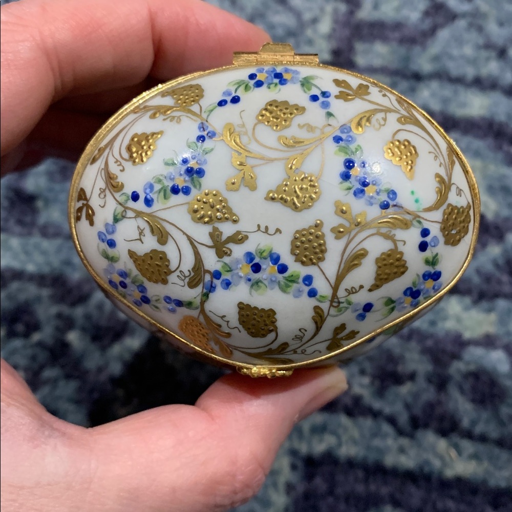 Vintage French Floral Ceramic very ornate Limoges trinket box w hinged lid - Picture 6 of 11